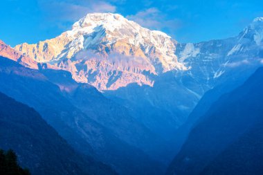 Annapurna Güney olarak da bilinen Moditse Tepesi Panoraması - Nepal Himalaya 'daki Annapurna Ana Kampı' ndan manzara