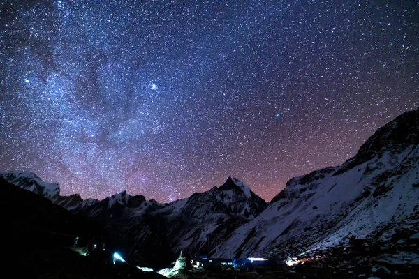 银河和高山 尼泊尔的喜马拉雅山和星空的迷人景象 雪峰的岩石 星星的天空 Annapurna范围 明媚的银河夜景 — 图库照片