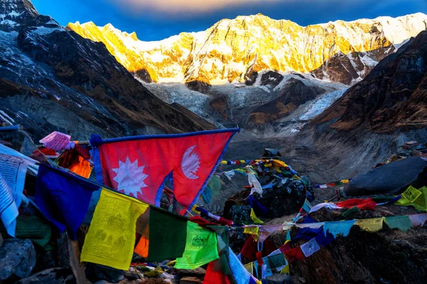 Annapurna Base Camp Nepal 2018年12月1日 アナプルナ山の朝の景色祈りの旗を持つアナプルナのベースキャンプ ラウンドアナプルナ回路トレッキングトレイル ネパール — ストック写真