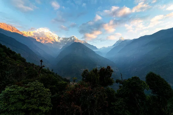 ネパールのアナプルナ ベース キャンプからの眺めヒマラヤのアナプルナ サウスとも呼ばれるモディット ピークのパノラマ — ストック写真