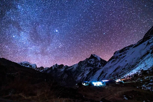 天の川と山 ネパールの夜にヒマラヤの山々と星空と素晴らしいシーン 雪のピークと星と空と岩 アナプルナ レンジ 明るい乳白色の方法で夜の風景 ロイヤリティフリーのストック写真