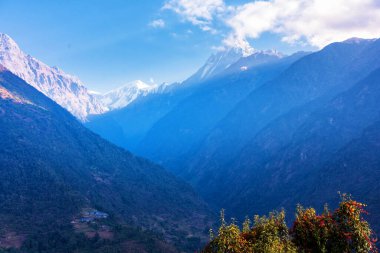 Annapurna Güney olarak da bilinen Moditse Tepesi Panoraması - Nepal Himalaya 'daki Annapurna Ana Kampı' ndan manzara