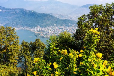 Annapurna Dhaulagiri ve Manaslu himalaya dağlarının panoramik manzarası, Pokhara ve Phewa gölü, Pokhara vadisi, Nepal Himalayaları dağları