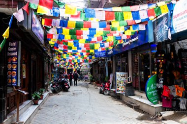 KATHMANDU, NEPAL - 10 DEC 2018: Thamel Caddesi - Nepal 'in başkenti Katmandu' nun ticari bir mahallesi 40 yılı aşkın süredir turizm sektörünün merkezi konumundadır..