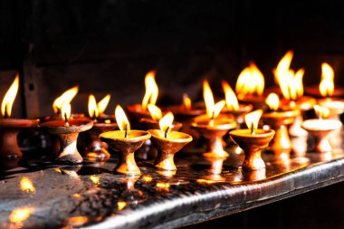 Katmandu, Nepal 'deki tapınakta ruhani dua mumları.