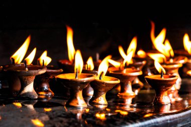 Katmandu, Nepal 'deki tapınakta ruhani dua mumları.