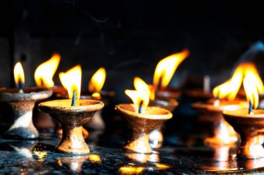 Katmandu, Nepal 'deki tapınakta ruhani dua mumları.