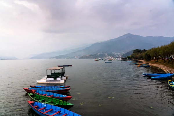 Barcos Coloridos Costa Belo Lago Phewa Pokhara Nepal Com Intervalo — Fotografia de Stock