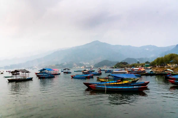 Färgglada Båtar Vid Stranden Vackra Phewa Sjön Pokhara Nepal Med — Stockfoto