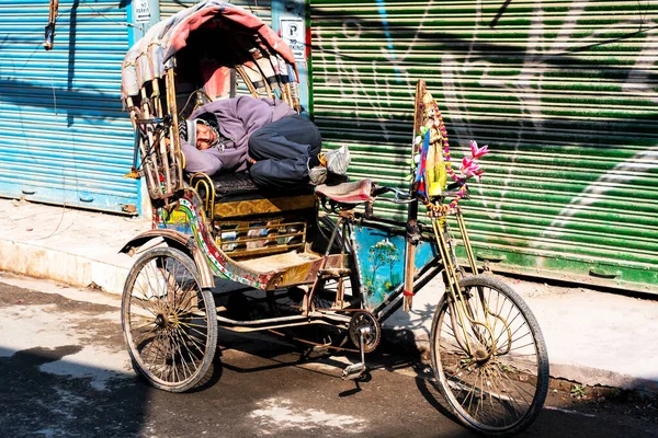 Kathmandu Nepal Dec 2018 Homem Dorme Seu Riquixá Enquanto Espera — Fotografia de Stock