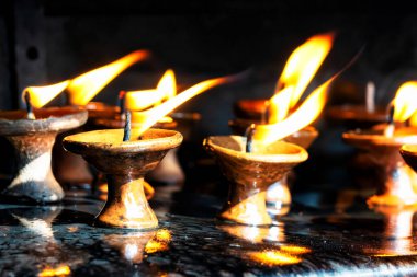 Katmandu, Nepal 'deki tapınakta ruhani dua mumları.