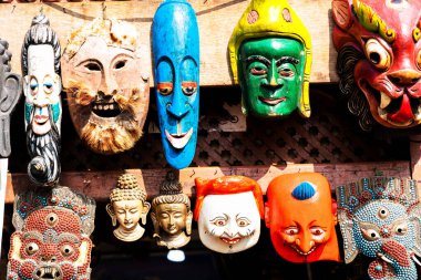 Thamel, Katmandu, Nepal 'deki geleneksel bit pazarında renkli ahşap maskeler satılıyor.
