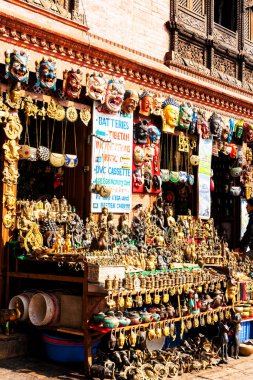 KATHMANDU, NEPAL - 22 Kasım 2018: Geleneksel Nepal el sanatları ve dini heykeller dükkânı, Patan Durbar Meydanı 'ndaki hacılara satmak için Tibet şarkı kaseleri