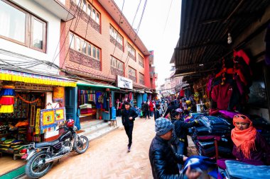 KATHMANDU, NEPAL - 8 DEC 2018: Katmandu, Nepal 'deki sabah pazarında yürüyen kimliği belirsiz insanlar. Sabah pazarı Annapurna tapınağının yanında, Nepal Katmandu 'nun merkezinde yer almaktadır.