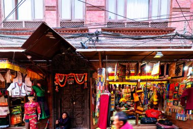 KATHMANDU, NEPAL - 8 Aralık 2018: İnsanlar Katmandu, Nepal 'de Katmandu Durbar Meydanı yakınlarında çiçek kolyeleri satıyor