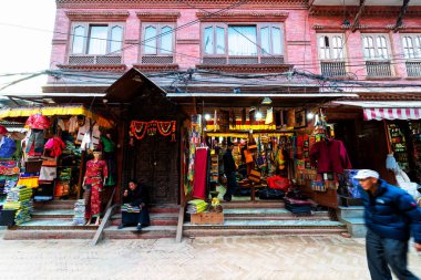 KATHMANDU, NEPAL - 8 DEC 2018: Katmandu, Nepal 'deki sabah pazarında yürüyen kimliği belirsiz insanlar. Sabah pazarı Annapurna tapınağının yanında, Nepal Katmandu 'nun merkezinde yer almaktadır.