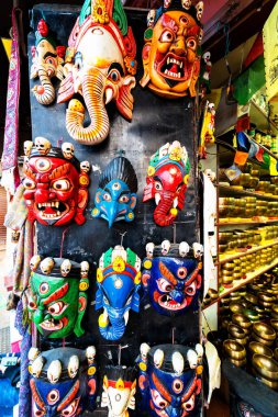 Thamel, Katmandu, Nepal 'deki geleneksel bit pazarında renkli ahşap maskeler satılıyor.