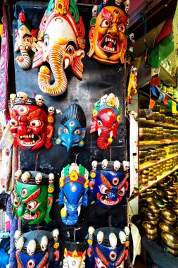 Thamel, Katmandu, Nepal 'deki geleneksel bit pazarında renkli ahşap maskeler satılıyor.