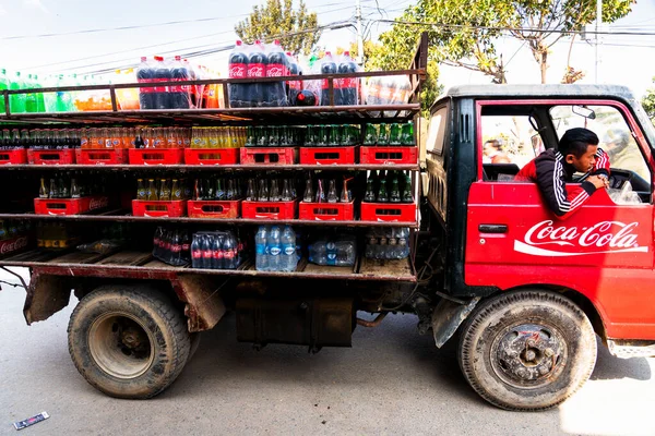 KATHMANDU, NEPAL - 10 Aralık 2018: Eski açık kamyon Coca Cola 'yı yerel dükkanlara ve satıcılara teslim ediyor.