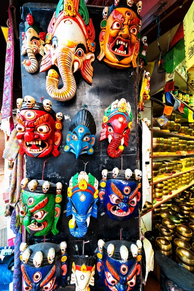 Máscaras Madeira Esculpidas Coloridas São Vendidas Mercado Tradicional Pulgas Thamel — Fotografia de Stock