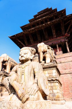 KATHMANDU, NEPAL - 10 Aralık 2018: Katmandu, Nepal 'deki zengin bir tapınak cephesinin görüntüsü
