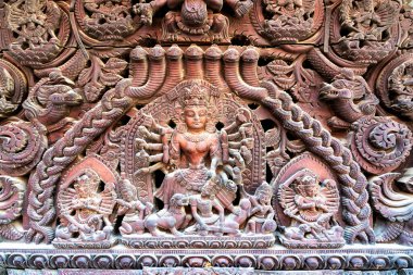 Erotik ağaç oymacılığı, antik Pashupatinath Hindu Tapınağı, Katmandu, Nepal.