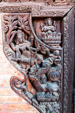 Erotik ağaç oymacılığı, antik Pashupatinath Hindu Tapınağı, Katmandu, Nepal.