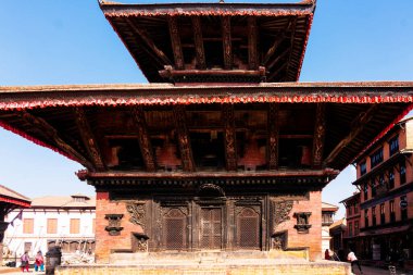 KATHMANDU, NEPAL - 10 Aralık 2018: Katmandu, Nepal 'deki zengin bir tapınak cephesinin görüntüsü