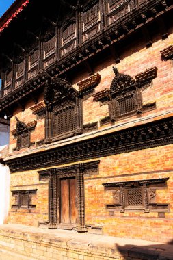 KATHMANDU, NEPAL - 10 Aralık 2018: Katmandu, Nepal 'deki zengin bir tapınak cephesinin görüntüsü