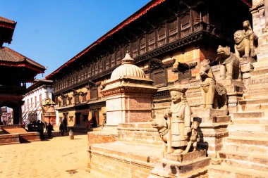 KATHMANDU, NEPAL - 10 Aralık 2018: Katmandu, Nepal 'deki zengin bir tapınak cephesinin görüntüsü