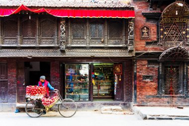 KATHMANDU, NEPAL - 8 DEC 2018: Kimliği belirsiz adam bisikletinden taze elma satıyor. Sabah pazarı Annapurna tapınağının yanında, Nepal Katmandu 'nun merkezinde yer almaktadır.