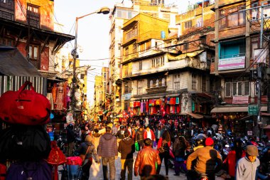 KATHMANDU, NEPAL - 10 DEC 2018: Thamel Caddesi - Nepal 'in başkenti Katmandu' nun ticari bir mahallesi 40 yılı aşkın süredir turizm sektörünün merkezi konumundadır..