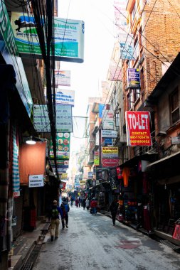 KATHMANDU, NEPAL - 10 DEC 2018: Thamel Caddesi - Nepal 'in başkenti Katmandu' nun ticari bir mahallesi 40 yılı aşkın süredir turizm sektörünün merkezi konumundadır..