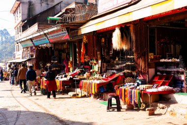 KATHMANDU, NEPAL - 8 DEC 2018: Katmandu, Nepal 'deki sabah pazarında yürüyen kimliği belirsiz insanlar. Sabah pazarı Annapurna tapınağının yanında, Nepal Katmandu 'nun merkezinde yer almaktadır.