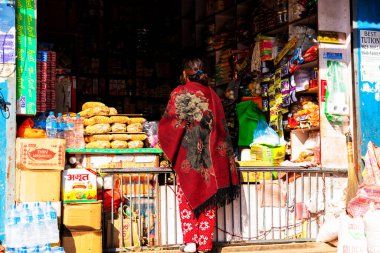 KATHMANDU, NEPAL - 9 Aralık 2018: İnsanlar Katmandu, Nepal 'de Katmandu Durbar Meydanı yakınlarında çiçek kolyeleri satıyor
