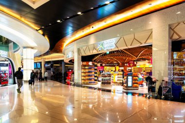 MÜZCAT, OMAN - 11 DEC 2018: Umman 'daki Muscat Uluslararası Havalimanı' nda gümrüksüz dükkanlar. Vergisiz mağazalar, belirli yerel veya ulusal vergi ve vergilerin ödenmesinden muaf olan perakende satış mağazalarıdır.
