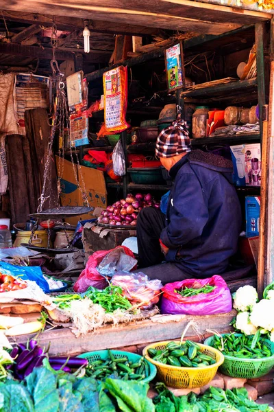 Kathmandu Nepal Dec ネパールの首都の中心部にあるアジア市場で取引されている人々 タメル地区の市内中心部にあるアジア市場は地元の人々の間で人気のある収集スポットです — ストック写真