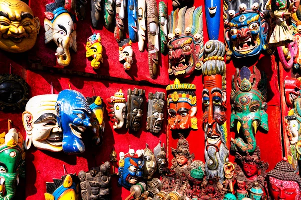 Máscaras Madeira Esculpidas Coloridas São Vendidas Mercado Tradicional Pulgas Thamel — Fotografia de Stock