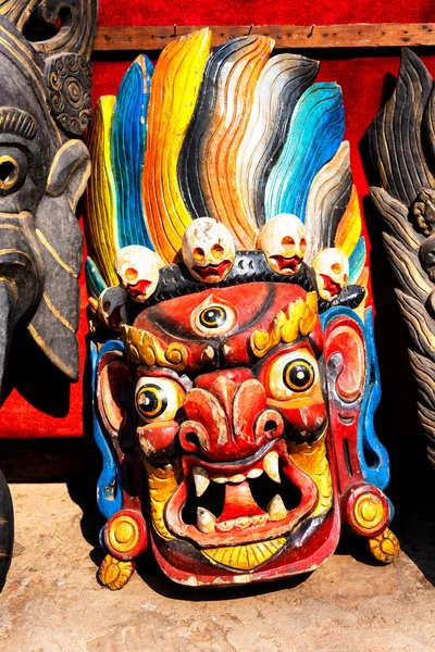 Πολύχρωμες Σκαλιστές Ξύλινες Μάσκες Πωλούνται Στην Παραδοσιακή Υπαίθρια Αγορά Στο — Φωτογραφία Αρχείου