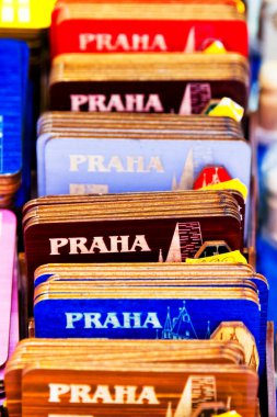 Prag bira pedleri turist dükkanında hatıra olarak satılıyor.