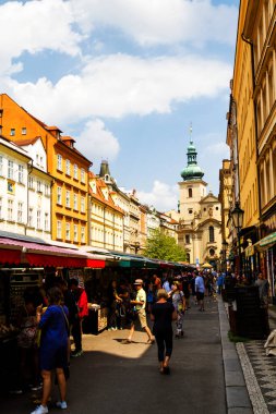 PRAG, CZECH Cumhuriyet - 5 AUG 2018: Havel 'in Pazarı (Havelske Trziste). Prag 'ın merkezinde kalıcı olarak işaretlenmiş. Piyasa 1232 'den beri sürekli açık. Prag, Çek Cumhuriyeti.