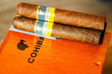 HAVANA, CUBA - 28 Kasım 2017 Cohiba Purosu. Bu Küba markası, Küba 'nın Vuelta Abajo bölgesinden gelen tütünle dolu..