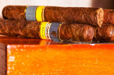 HAVANA, CUBA - 28 Kasım 2017 Cohiba Purosu. Bu Küba markası, Küba 'nın Vuelta Abajo bölgesinden gelen tütünle dolu..