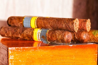 HAVANA, CUBA - 28 Kasım 2017 Cohiba Purosu. Bu Küba markası, Küba 'nın Vuelta Abajo bölgesinden gelen tütünle dolu..