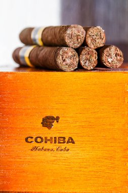 HAVANA, CUBA - 28 Kasım 2017 Cohiba Purosu. Bu Küba markası, Küba 'nın Vuelta Abajo bölgesinden gelen tütünle dolu..