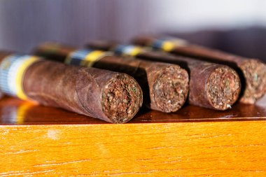 Küba puroları. Küba 'daki tüm puro üretimi Küba hükümeti tarafından kontrol ediliyor ve her bir marka Küba' daki farklı fabrikalarda kullanılabilir..