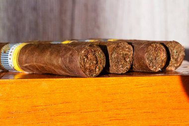 Küba puroları. Küba 'daki tüm puro üretimi Küba hükümeti tarafından kontrol ediliyor ve her bir marka Küba' daki farklı fabrikalarda kullanılabilir..