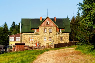 Üzerinde dağ pansiyonu olan Klimczok tepesi manzarası. Polonya Beskid Slaski dağlarında bahar manzarası, Avrupa.