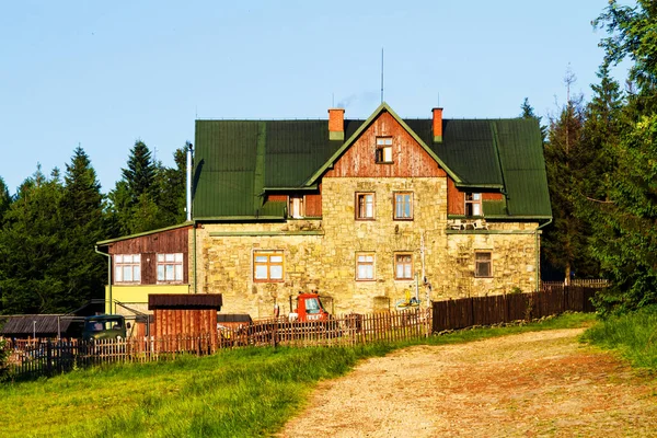 Blick Auf Den Klimczok Gipfel Mit Einer Berghütte Darauf Frühlingspanorama — Stockfoto