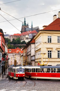 PRAG, CZECH REPUBLIC - 5 AUG 2018: Hradcany 'nin arka planında Aziz Vitus katedrali.